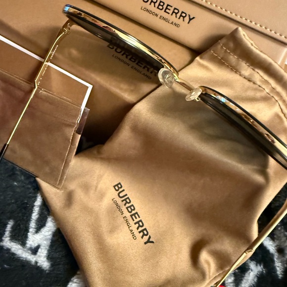 AUTHENTIC BURBERRY AVIATOR SUNGLASSES UNUSED main image 5